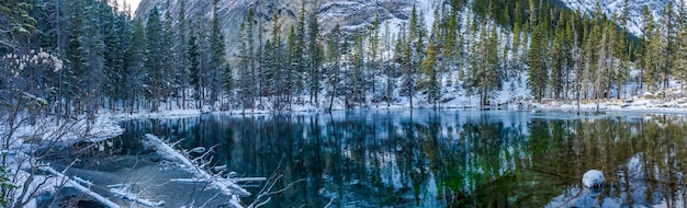 Panoramiczny Widok Na Jeziora Lower Grassi W Sezonie Zimowym Odbicie Tafli Jeziora Jak Lustro. Canmore, Alberta, Kanada.