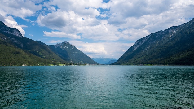 Panoramiczny widok na jezioro achensee z górami w austrii z górami