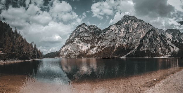 Panoramiczny widok na jezioro Braies, włochy