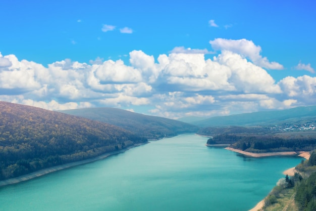Panoramiczny widok na jezioro Bukovec Koszyce Słowacja wczesną wiosną Widok z góry
