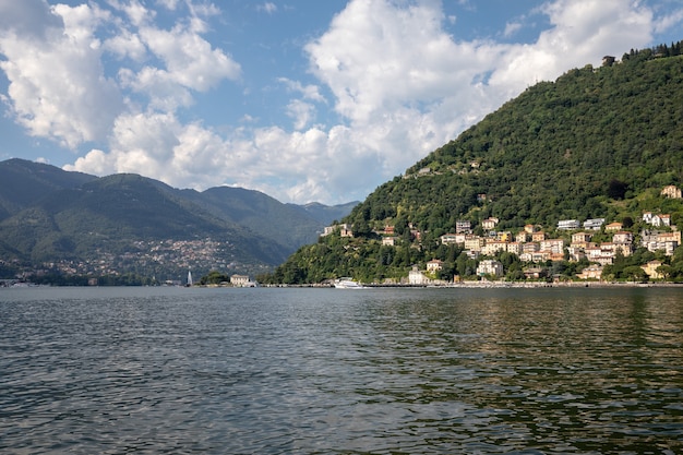 Panoramiczny widok na jezioro Como (Lago di Como) to jezioro pochodzenia polodowcowego w Lombardii we Włoszech. Letni dzień i dramatyczne błękitne niebo