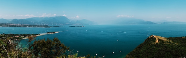 Panoramiczny widok na jezioro Garda, Włochy, słaba widoczność