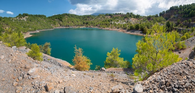 Zdjęcie panoramiczny widok na jezioro kamieniołomowe na wyspie evia eubea w grecji
