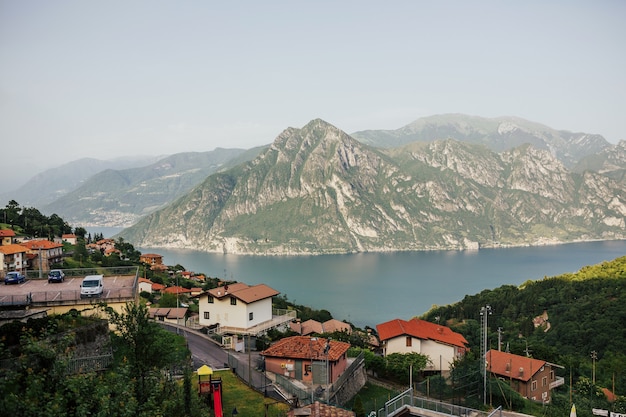 Panoramiczny widok na jezioro Lago di Iseo we Włoszech.