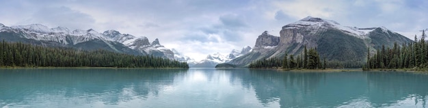 Zdjęcie panoramiczny widok na jezioro maligne w parku narodowym jasper, alberta, kanada