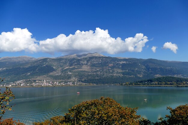 Panoramiczny widok na jezioro Pamvotida z Janiny, Epir