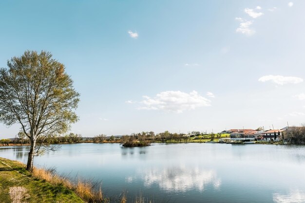 Panoramiczny widok na jezioro Tychero i hotel Thrassa w regionie Soufli Evros Grecja 26032023 redakcja