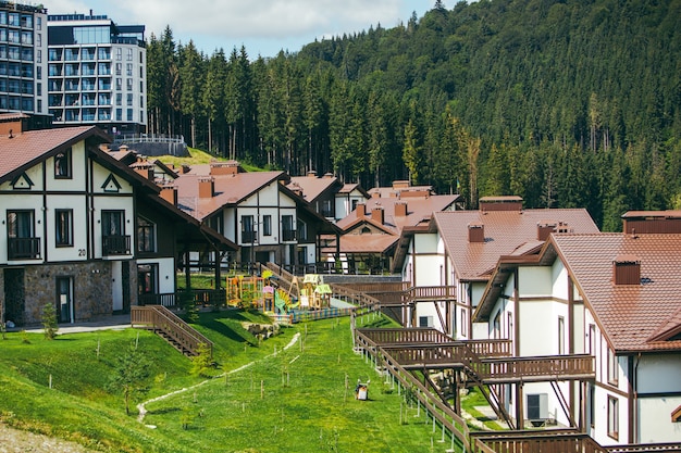 Zdjęcie panoramiczny widok na karpackie budynki kurortu domy hotele