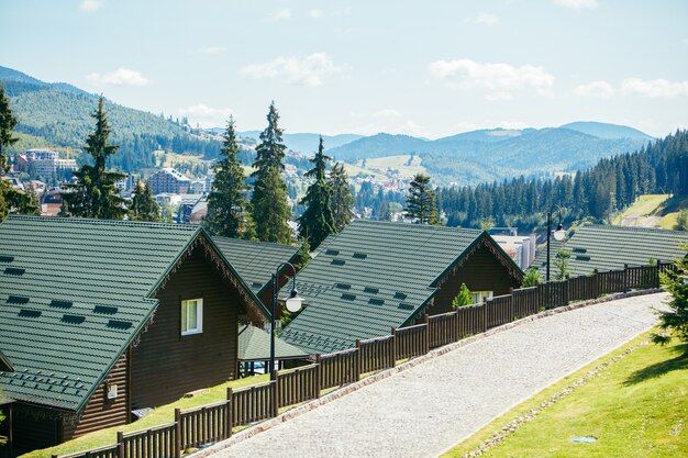 Panoramiczny widok na karpackie budynki kurortu domy hotele