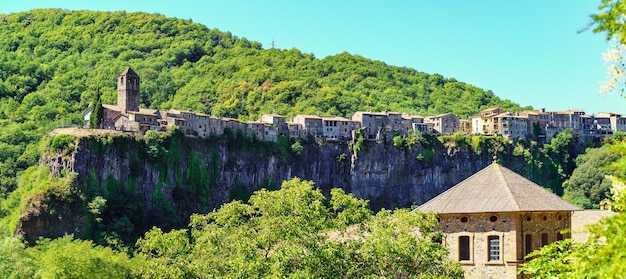 Panoramiczny widok na klif, który wspiera średniowieczną wioskę Castellfollit de la Roca Girona Hiszpania