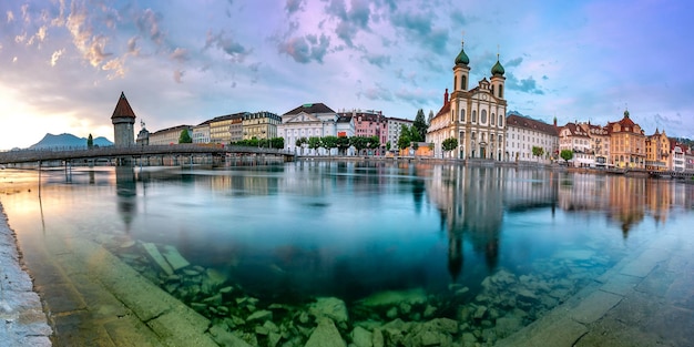 Zdjęcie panoramiczny widok na kościół jezuitów i wieżę ciśnień wasserturm wzdłuż rzeki reuss o wschodzie słońca w star...