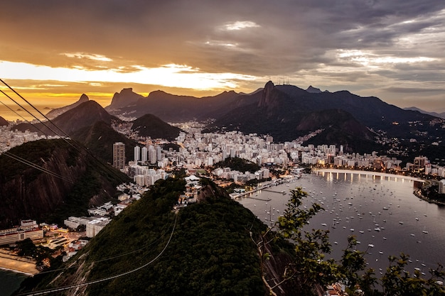 Panoramiczny Widok Na Krajobraz Rio De Janeiro, Brazylia, Corcovado Moutain W Sunset.