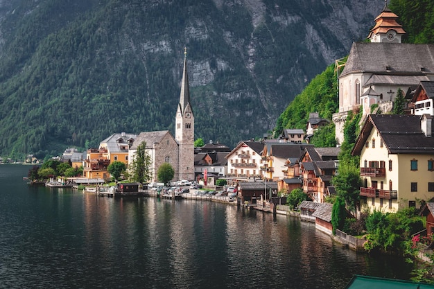 Panoramiczny widok na kultowe miasteczko Hallstatt latem, położone w austriackich Alpach.