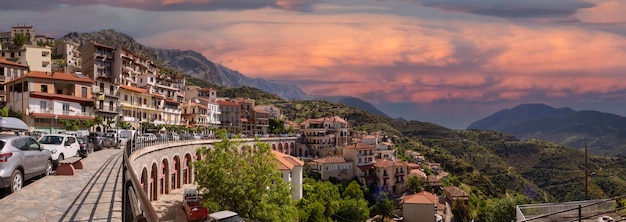 Panoramiczny widok na kurort Arachova w górach Parnas w Grecji