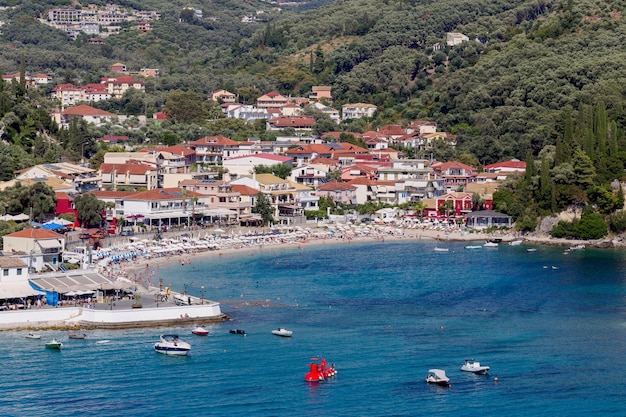 Panoramiczny widok na kurort nad morzem Parga molo i fortecę w oddali w słoneczny letni dzień w regionie Epiru w Grecji