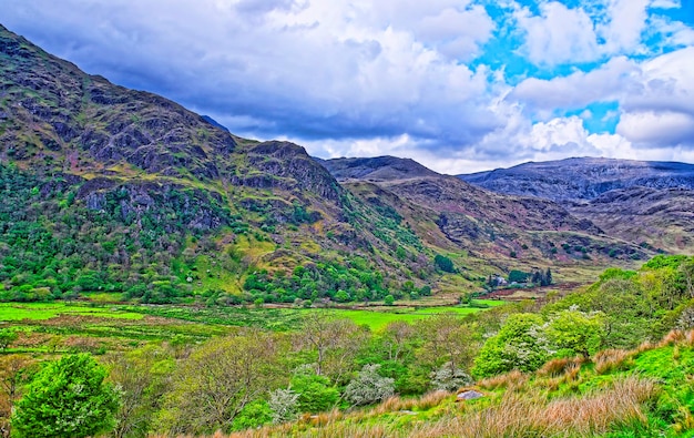 Panoramiczny widok na łańcuch gór w Parku Narodowym Snowdonia w północnej Walii w Wielkiej Brytanii. Snowdonia to pasmo górskie i region w północnej Walii.