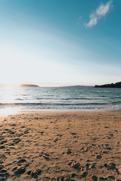 Panoramiczny widok na letnią plażę w Hiszpanii podczas zachodu słońca, kopia przestrzeń, minimalne, czyste niebo