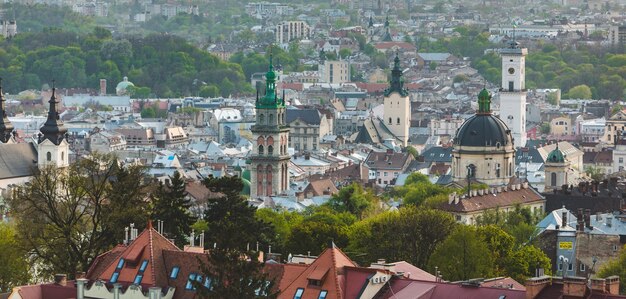 Panoramiczny widok na lwowskie stare miasto o zachodzie słońca