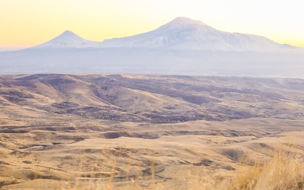 Panoramiczny widok na majestatyczną górę Ararat w Armenii