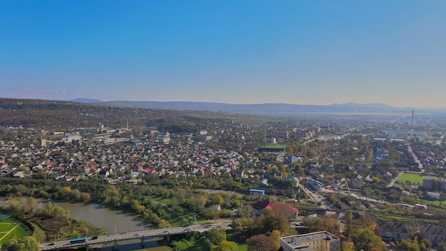 Panoramiczny widok na małe miasto u góry jesienią nad rzeką uż użhorod ukraina europa