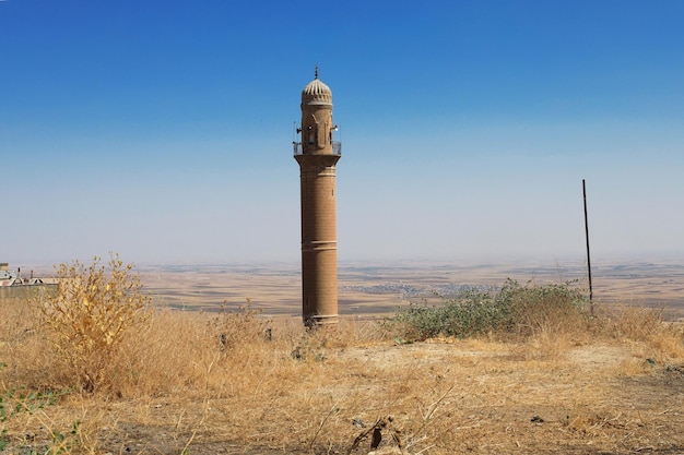 Zdjęcie panoramiczny widok na mardin i wielki meczet mardin turcja minaret meczetu ulu cami