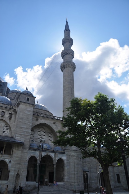 Panoramiczny widok na meczet i minaret. Letni dzień w Stambule. 09 lipca 2021, Stambuł, Turcja.