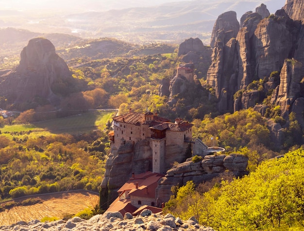 Panoramiczny widok na Meteory i klasztor Rusanou z tarasu widokowego w Grecji