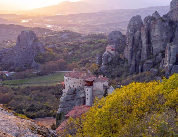 Panoramiczny widok na Meteory i klasztor Rusanou z tarasu widokowego w Grecji