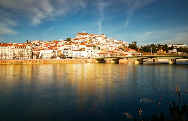 Panoramiczny widok na miasto Coimbra o złotej godzinie