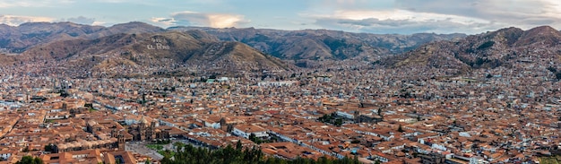 Panoramiczny widok na miasto Cusco z ruin Saqsayhuaman na wzgórzach Peru Ameryka Południowa