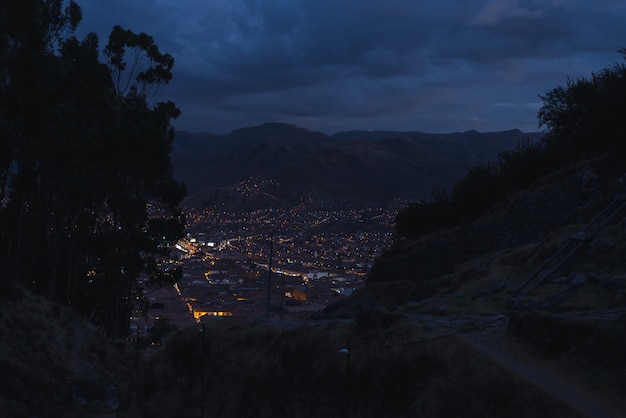 Panoramiczny widok na miasto Cusco ze świecącymi światłami miasta o zmierzchu. Cusco jest jednym z najbardziej turystycznych celów podróży w Peru i Ameryce Południowej.