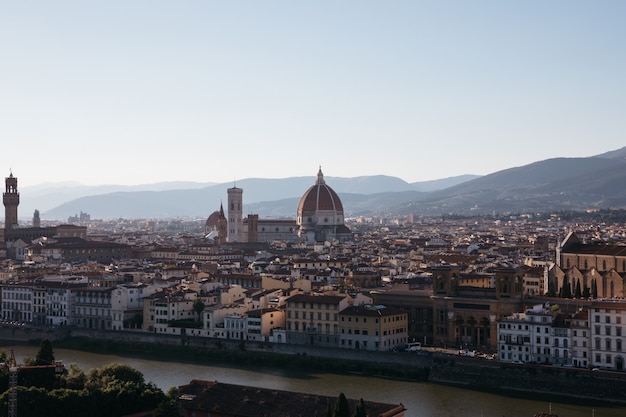 Panoramiczny widok na miasto Florencja z Cattedrale di Santa Maria del Fiore i Palazzo Vecchio z Piazzale Michelangelo (Plac Michała Anioła). Letni słoneczny dzień i dramatyczne błękitne niebo