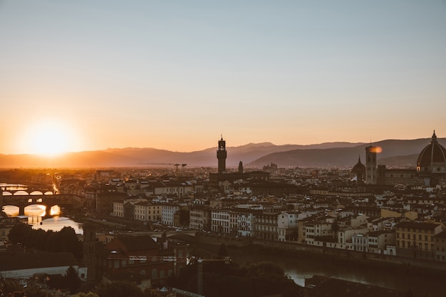 Panoramiczny widok na miasto Florencja z Cattedrale di Santa Maria del Fiore i Palazzo Vecchio z Piazzale Michelangelo (Plac Michała Anioła). Letni słoneczny dzień i dramatyczne błękitne niebo