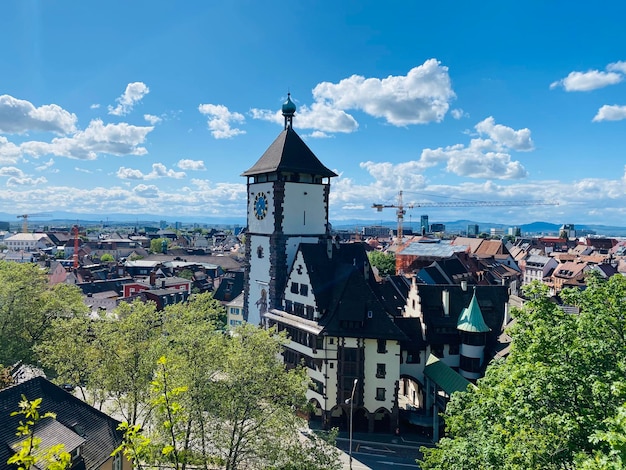 panoramiczny widok na miasto Fryburg w słoneczny dzień