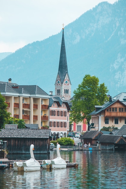 Panoramiczny widok na miasto hallstatt w austrii kopia przestrzeń