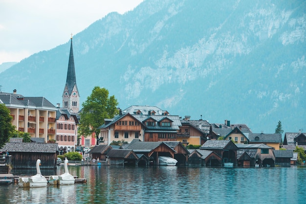 Panoramiczny widok na miasto hallstatt w austrii