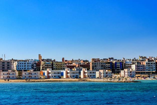 Panoramiczny widok na miasto Hurghada z Morza Czerwonego