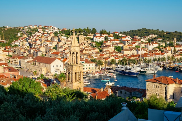 Panoramiczny widok na miasto Hvar w Chorwacji.