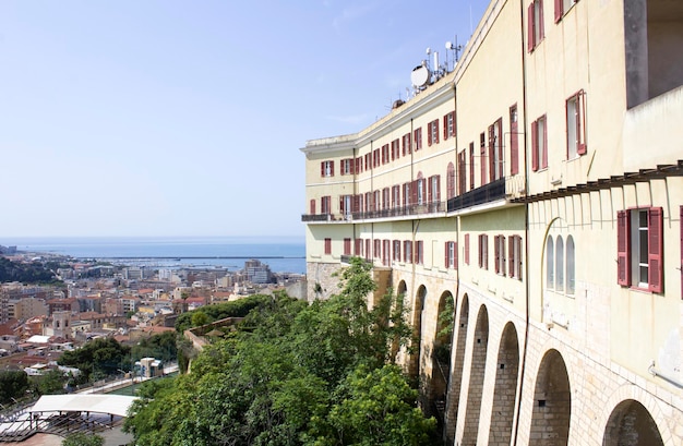 Panoramiczny widok na miasto i morze w letni dzień Cagliari Włochy