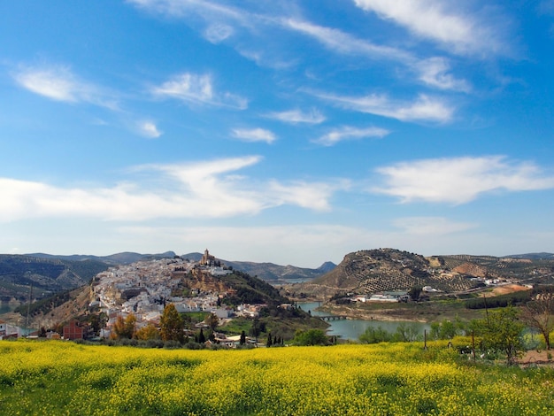 Panoramiczny widok na miasto Iznajar w prowincji Cordoba