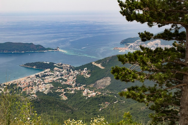 Panoramiczny widok na miasto, morze i zatokę w słoneczny dzień Widok z góry Budva Czarnogóra