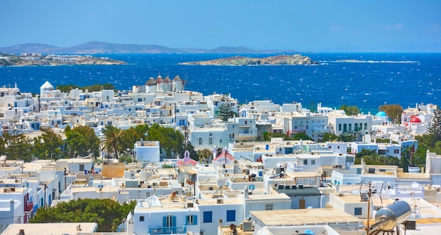 Panoramiczny widok na miasto Mykonos nad morzem, Grecja. Grecki krajobraz