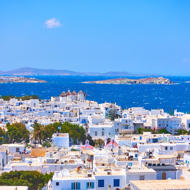 Panoramiczny widok na miasto Mykonos w Grecji