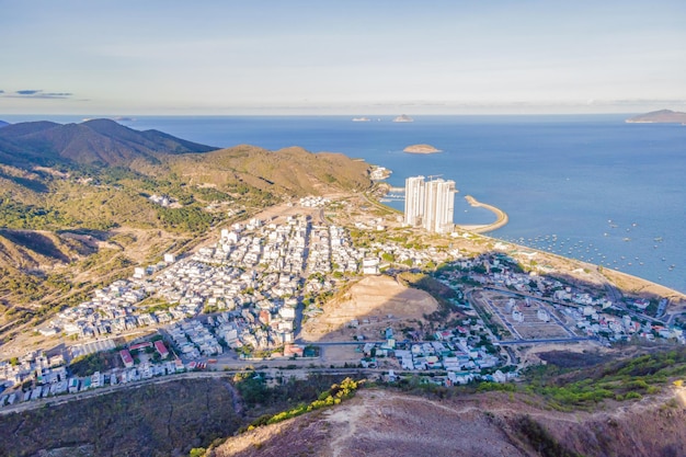 Panoramiczny widok na miasto Nha Trang, popularne miejsce turystyczne w Wietnamie