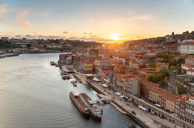 Panoramiczny Widok Na Miasto Porto I Rzekę Douro W Portugalii O Zachodzie Słońca.