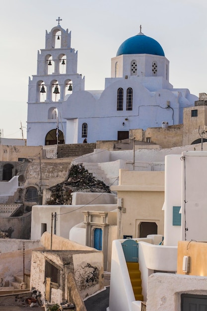 Panoramiczny widok na miasto Pyrgos z wąskimi uliczkami i starymi domami, Santorini, Grecja