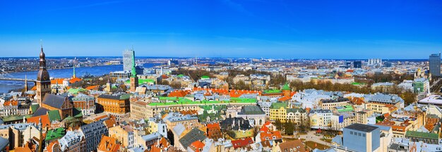 Panoramiczny widok na miasto Ryga Łotwa z wysokości wieży Kościół św. Piotra