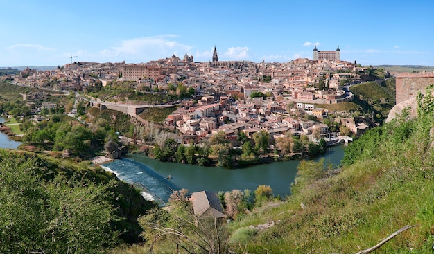 Panoramiczny widok na miasto Toledo otoczone rzeką Tajo Hiszpania