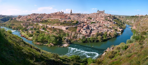 Panoramiczny widok na miasto Toledo otoczone rzeką Tajo Hiszpania