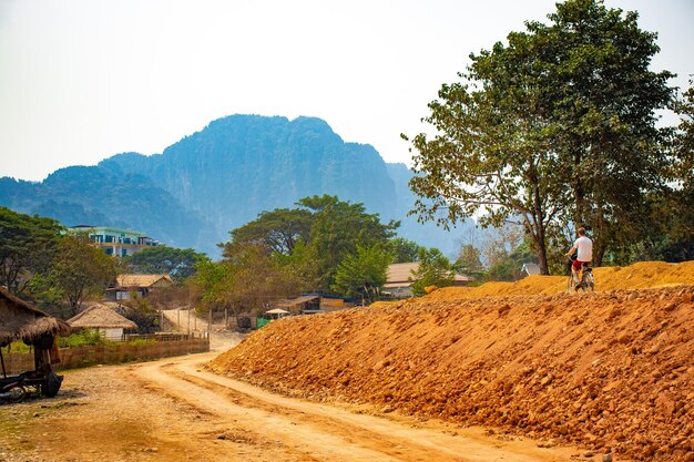 Panoramiczny widok na miasto Vang Vieng w Laosie